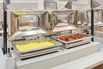 Restaurant at Holiday Inn Express Waikiki by IHG