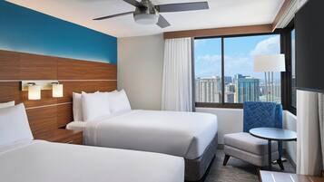 1 dormitorio, caja fuerte, escritorio y tabla de planchar con plancha