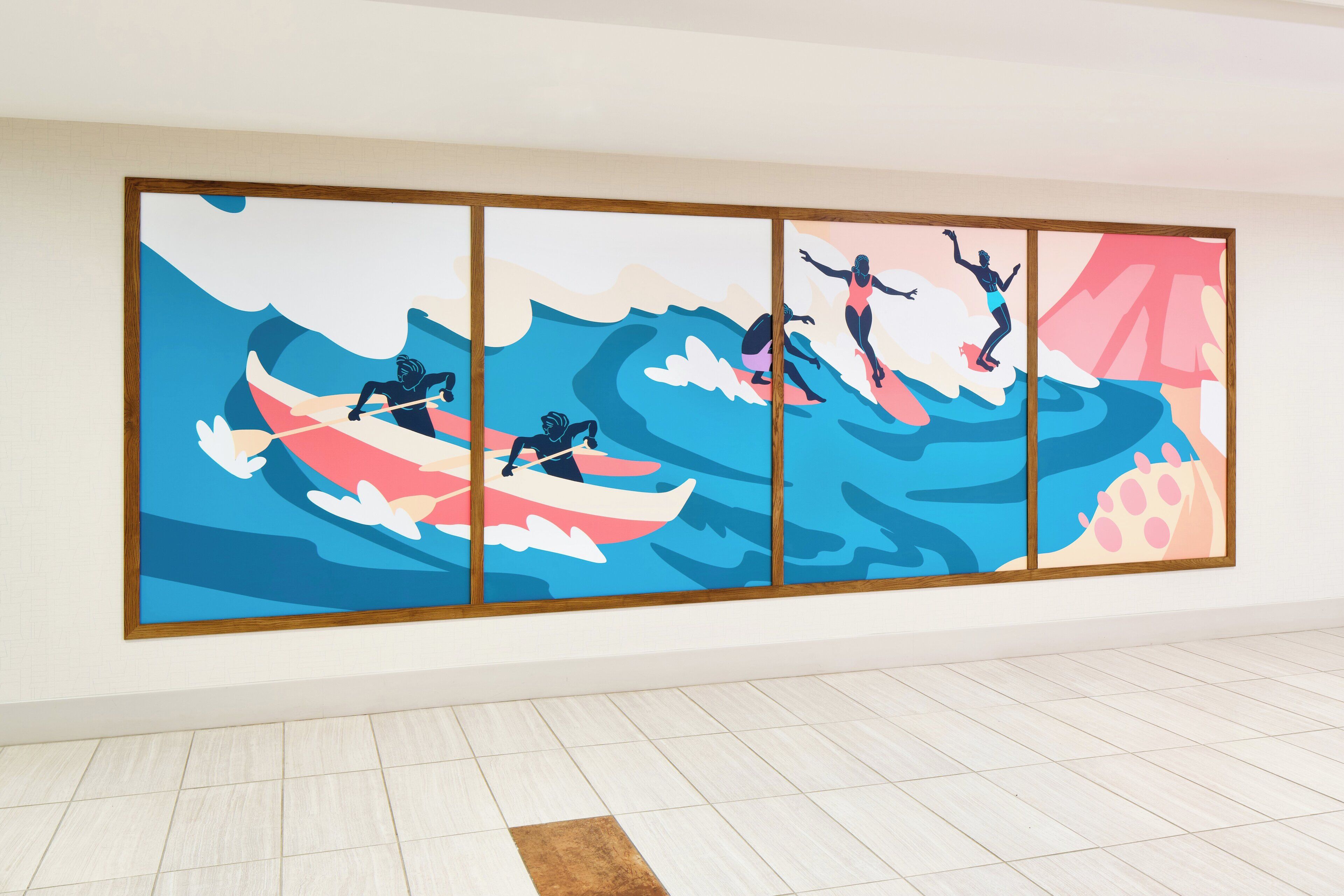 Un mural grande y llamativo en una pared de una habitación con piso de baldosas.