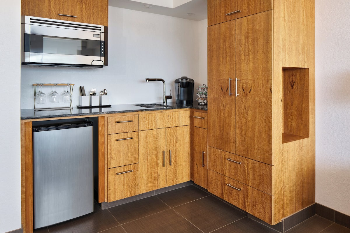 Deluxe Room, 1 King Bed, Ocean View | 1 bedroom, desk, iron/ironing board, free WiFi
