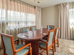 1 bedroom, premium bedding, pillowtop beds, individually decorated