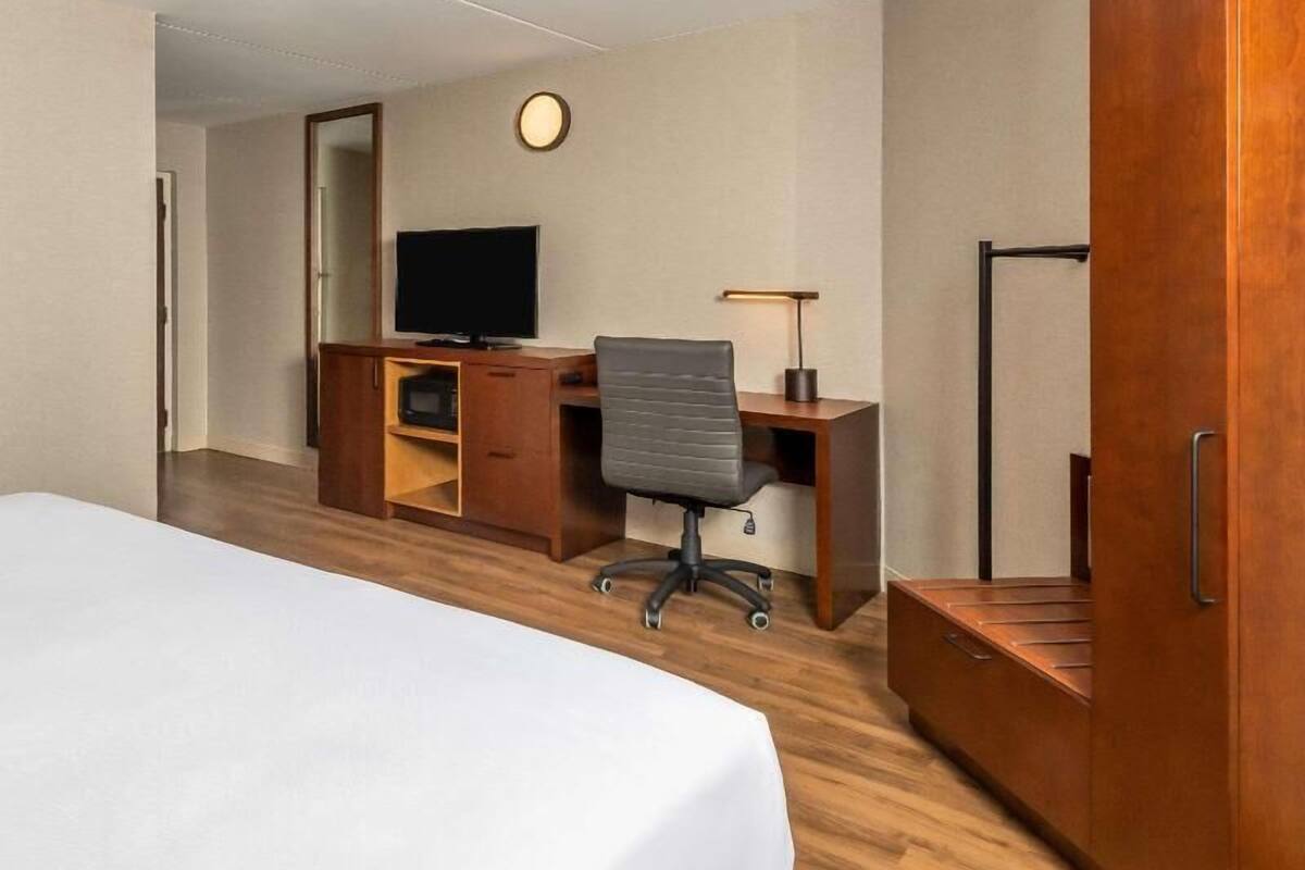 Premium bedding, pillowtop beds, desk, laptop workspace
