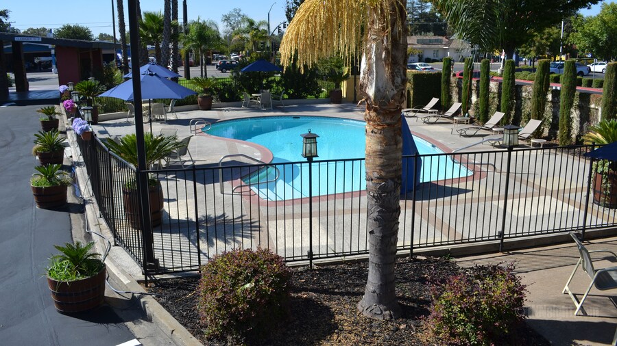 Days Inn & Suites by Wyndham Lodi