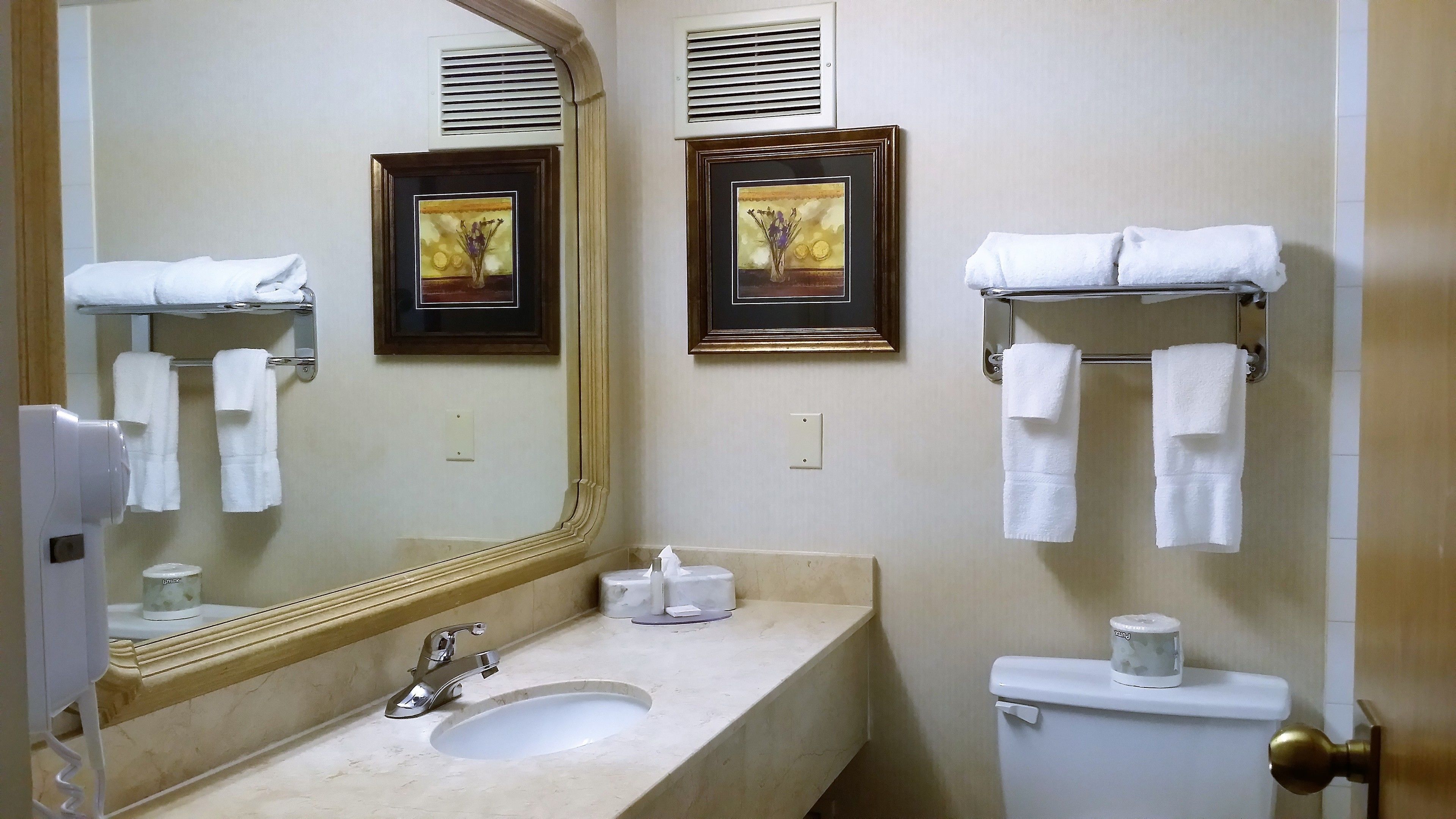 Photo - Travelodge Hotel by Wyndham Vancouver Airport