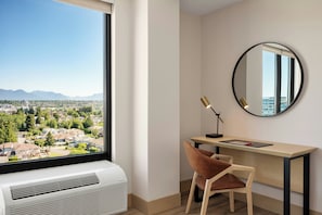 Escritorio, tabla de planchar con plancha, wifi gratis y ropa de cama