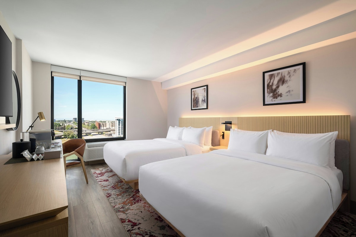 Escritorio, tabla de planchar con plancha, wifi gratis y ropa de cama