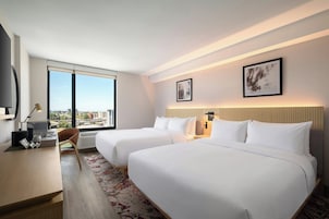 Escritorio, tabla de planchar con plancha, wifi gratis y ropa de cama