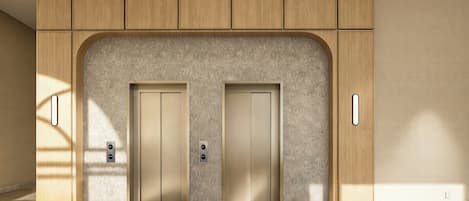Un elevador moderno con paneles de madera y una pared texturizada en la parte superior.