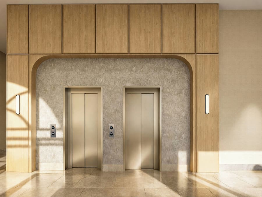 Un ascenseur moderne doté de panneaux en bois et d’un mur texturé au-dessus.