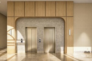 Un elevador moderno con paneles de madera y una pared texturizada en la parte superior.