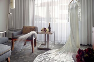 高档床上用品、客房内保险箱、办公桌、遮光窗帘