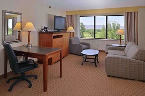 Junior Suite, 1 King Bed | Hypo-allergenic bedding, down duvets, pillow-top beds, in-room safe - Doubletree Hotel Grand Junction (Grand Junction)