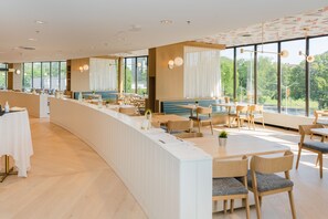 早餐,供應午餐和晚餐