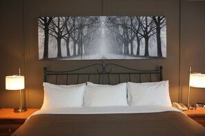 Standard Room, 1 King Bed, City View