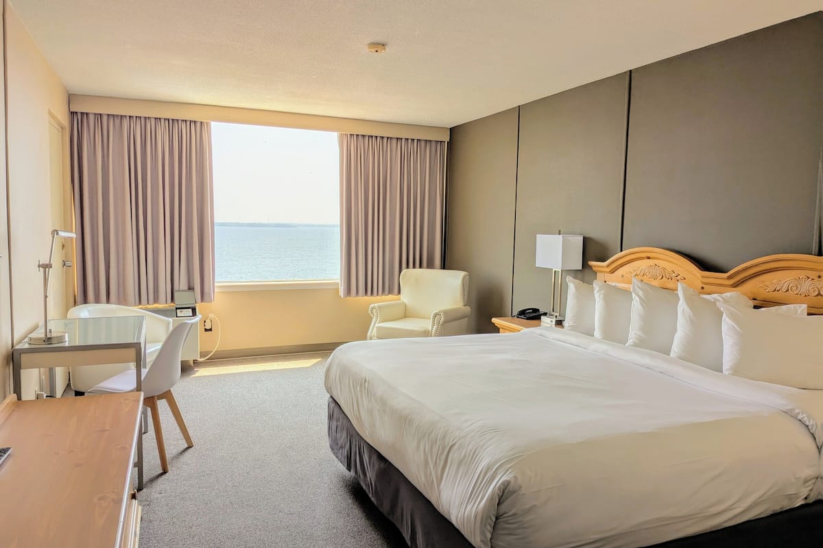 1 bedroom, hypo-allergenic bedding, desk, laptop workspace