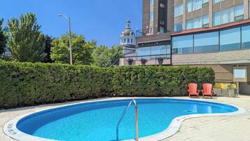 Kolam renang terbuka bermusim