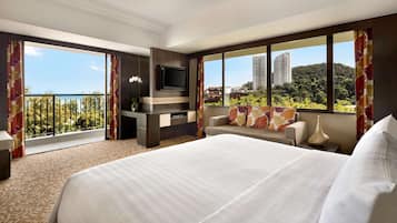 Executive Suite, 1 King Bed, Sea View | Hypo-allergenic bedding, minibar, in-room safe, desk