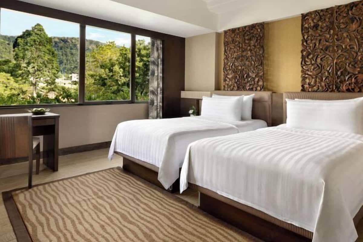Hypo-allergenic bedding, minibar, in-room safe, desk