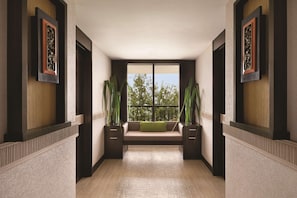Suite ejecutiva, 1 cama de matrimonio grande | Ropa de cama hipoalergénica, minibar, caja fuerte y escritorio