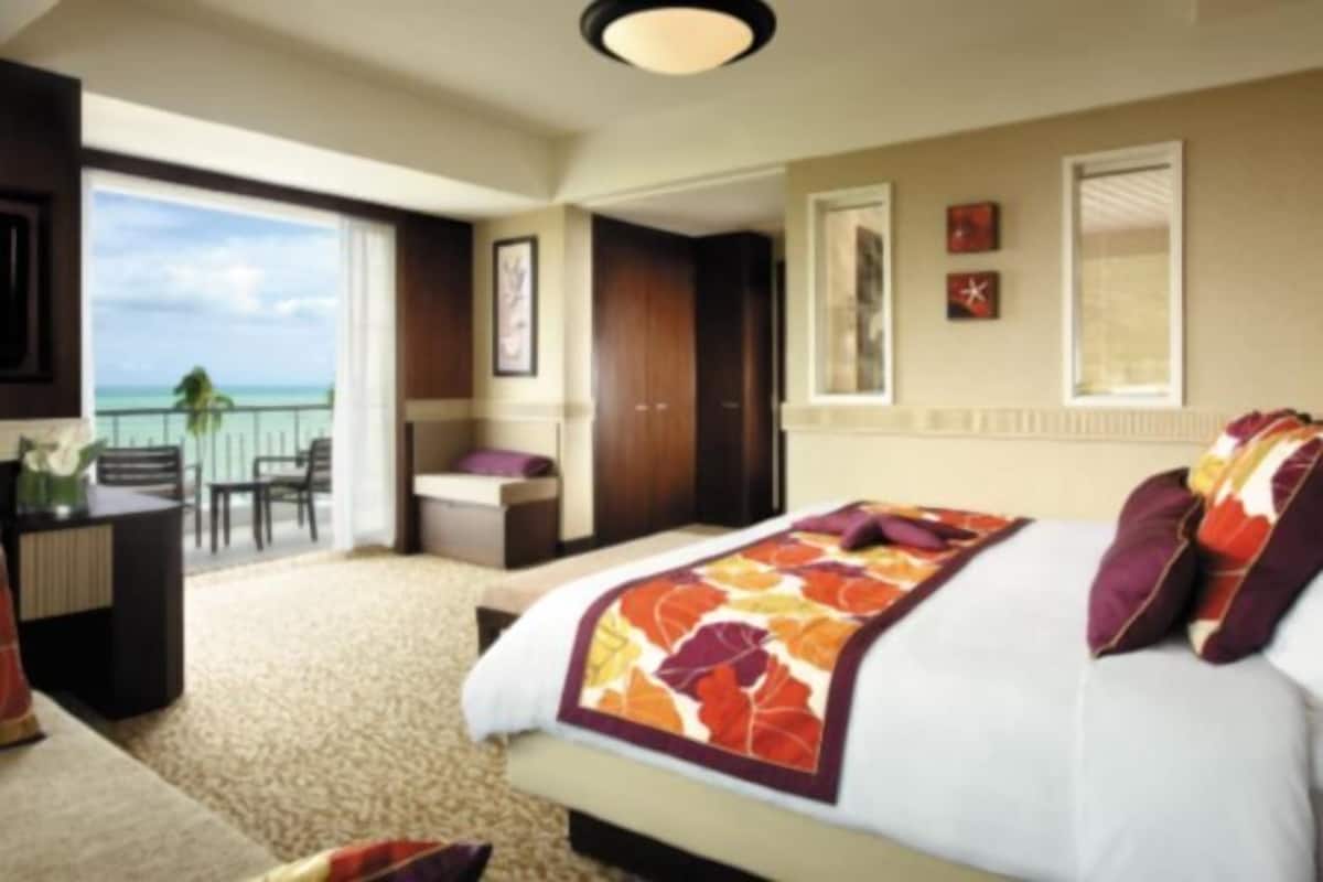 Hypo-allergenic bedding, minibar, in-room safe, desk