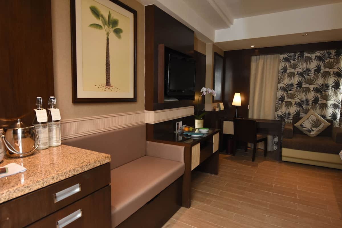 Living area | 43-inch LCD TV with cable channels, TV