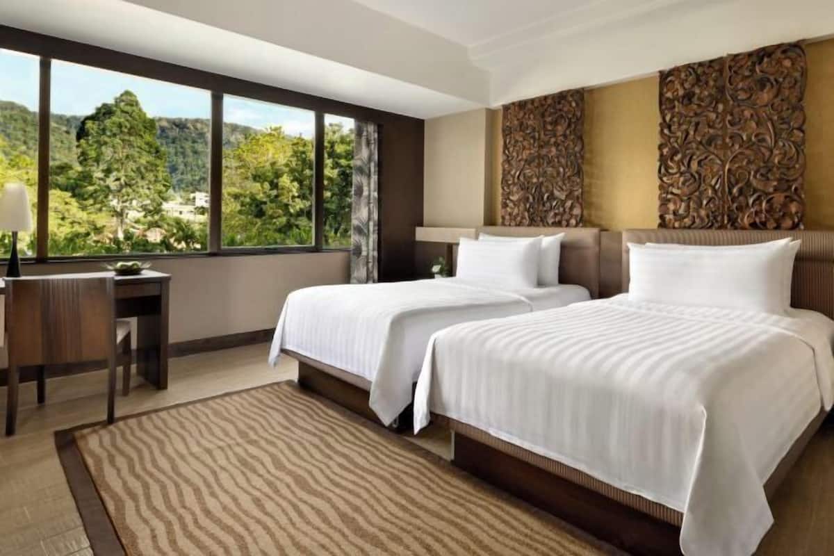 Hypo-allergenic bedding, minibar, in-room safe, desk