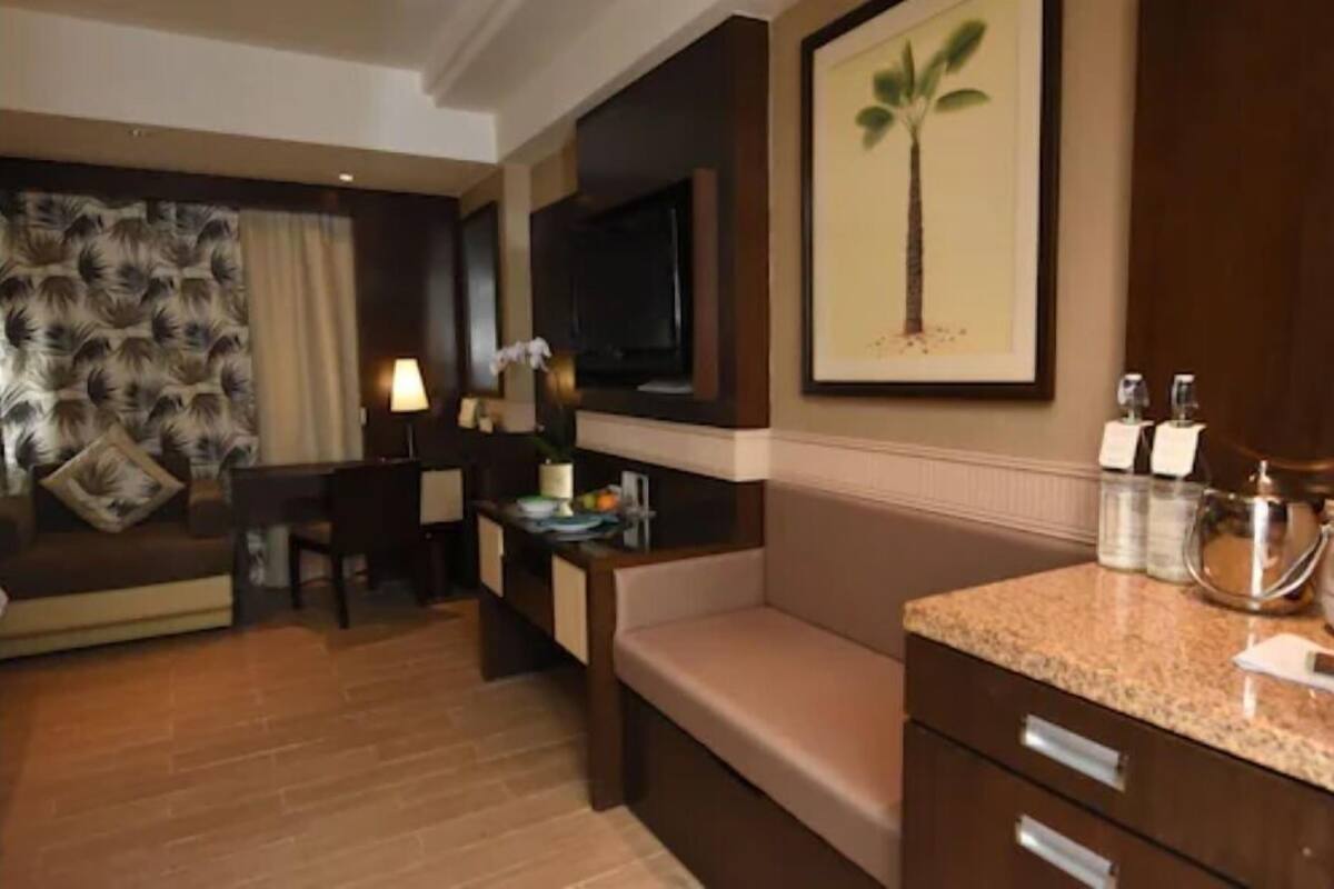 Living area | 43-inch LCD TV with cable channels, TV