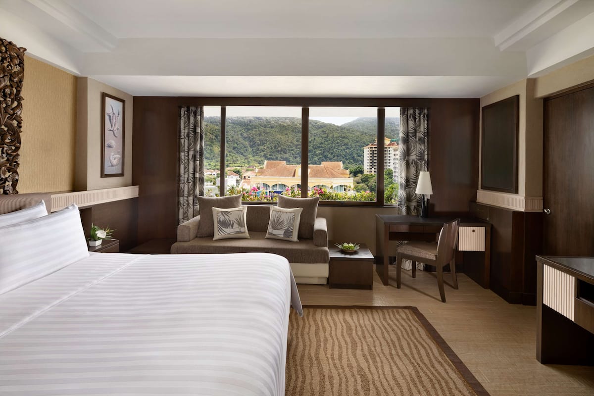 Hypo-allergenic bedding, minibar, in-room safe, desk