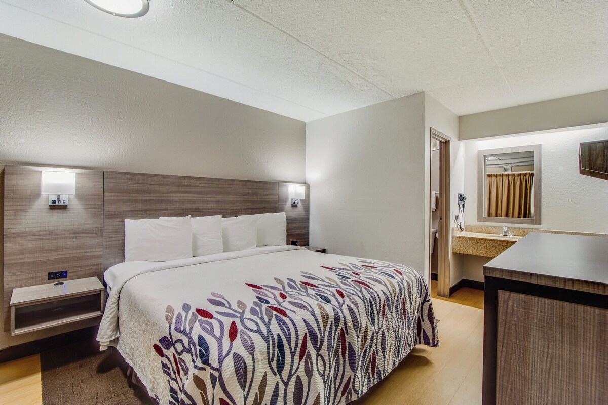 Standard Room, 1 King Bed (Smoke Free) | Desk, blackout curtains, free cots/infant beds, free WiFi