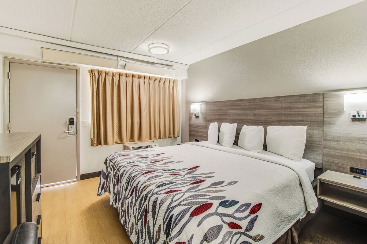 Desk, blackout curtains, free cots/infant beds, free WiFi