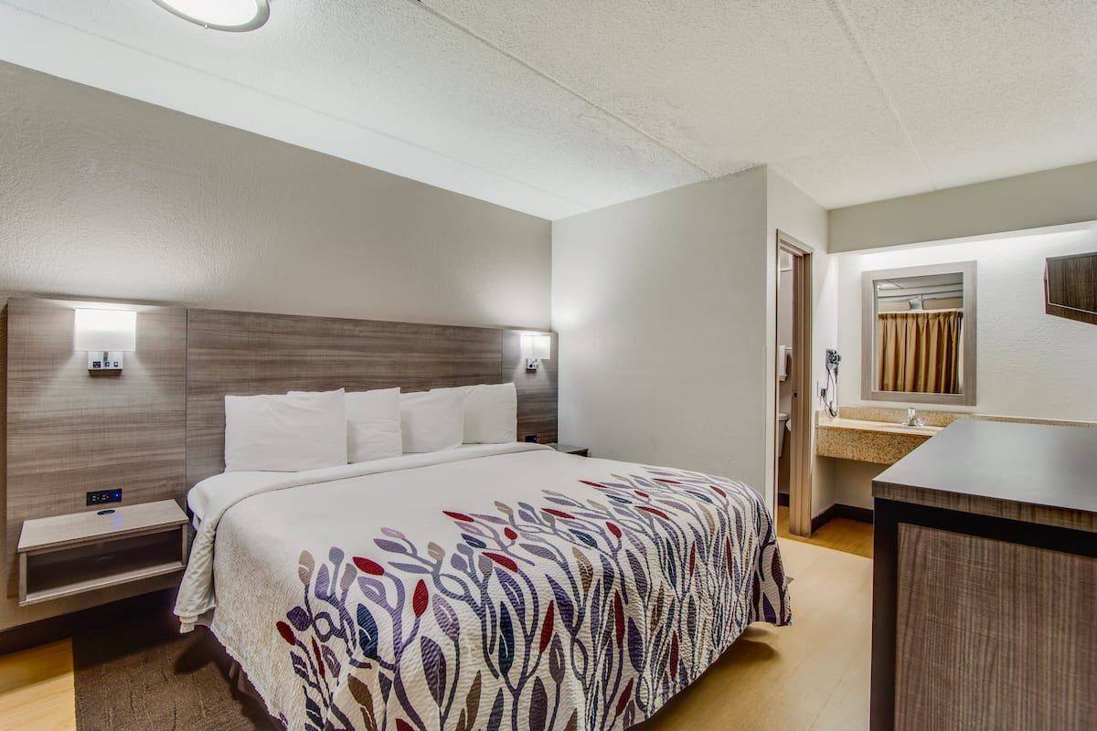 Standard Room, 1 King Bed (Smoke Free) | Desk, blackout drapes, free cribs/infant beds, free WiFi