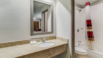 Combined shower/tub, free toiletries, towels