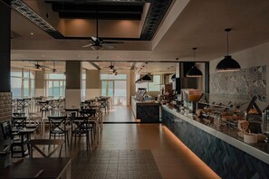 2 間餐廳，供應早餐