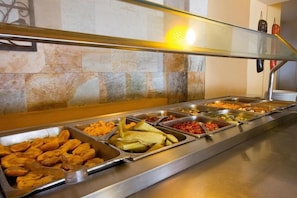 2 restaurants, breakfast served