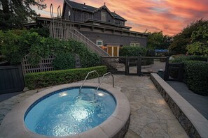 Outdoor spa tub - SENZA Hotel (Napa)