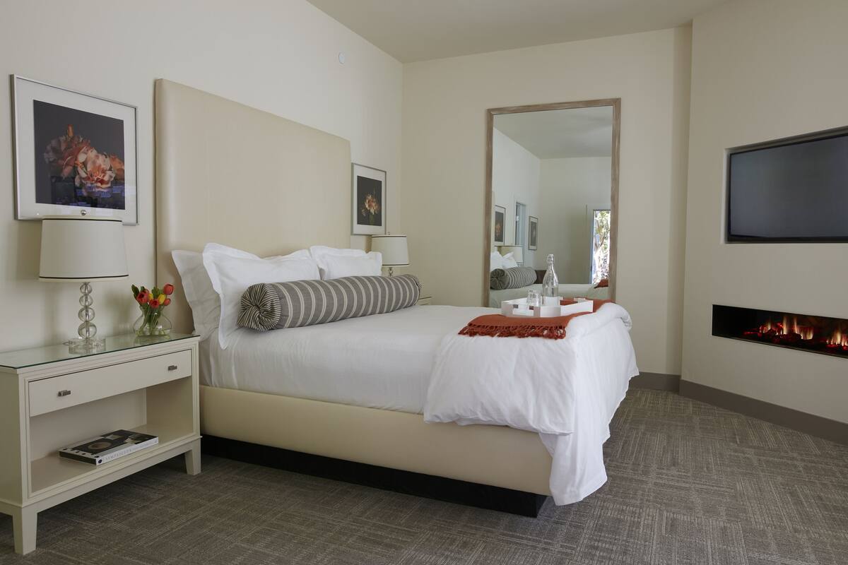Parker King | Premium bedding, in-room safe, iron/ironing board, WiFi (free)