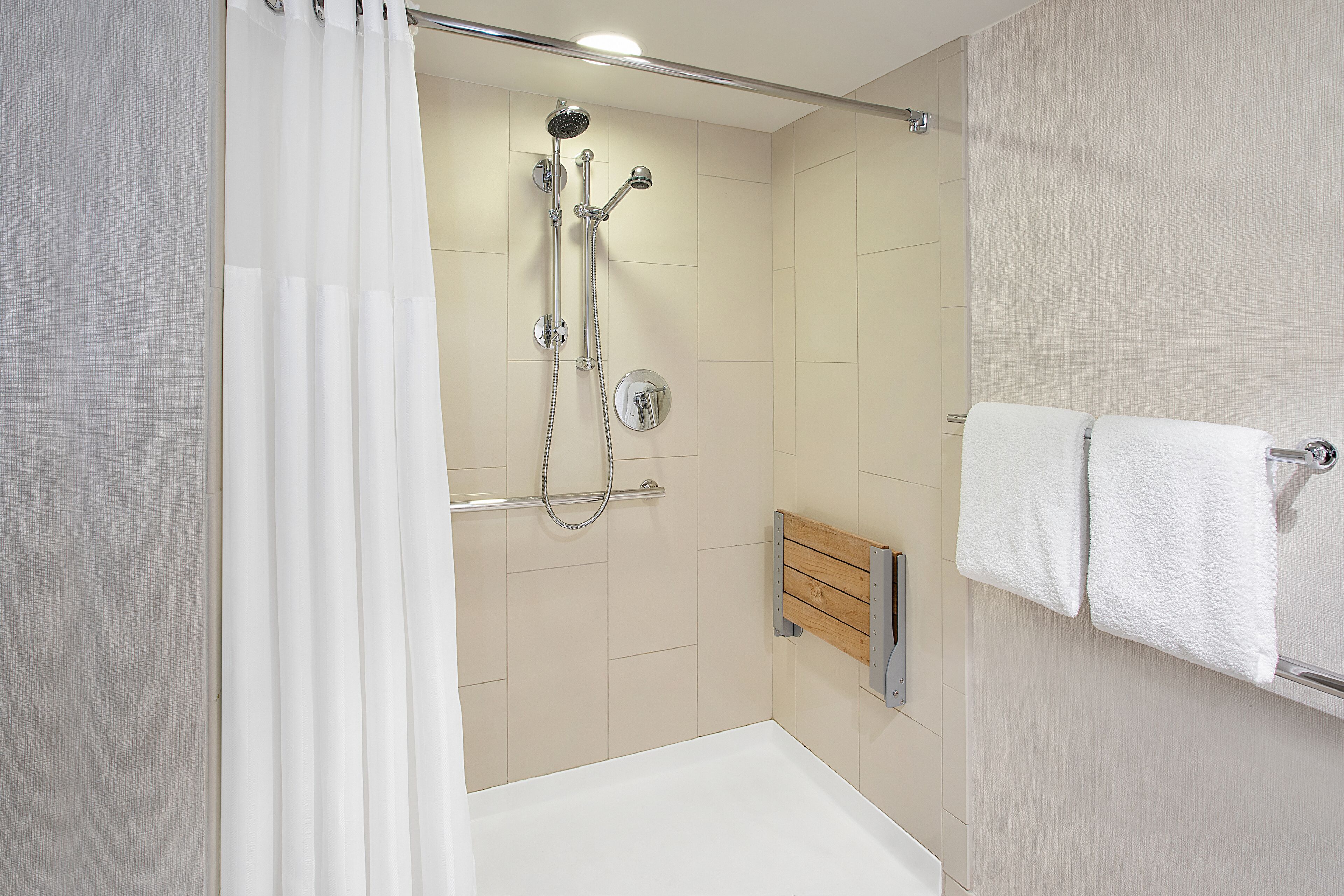 combined shower/bathtub, eco-friendly toiletries, hair dryer, towels