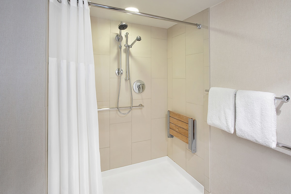 combined shower/bathtub, eco-friendly toiletries, hair dryer, towels