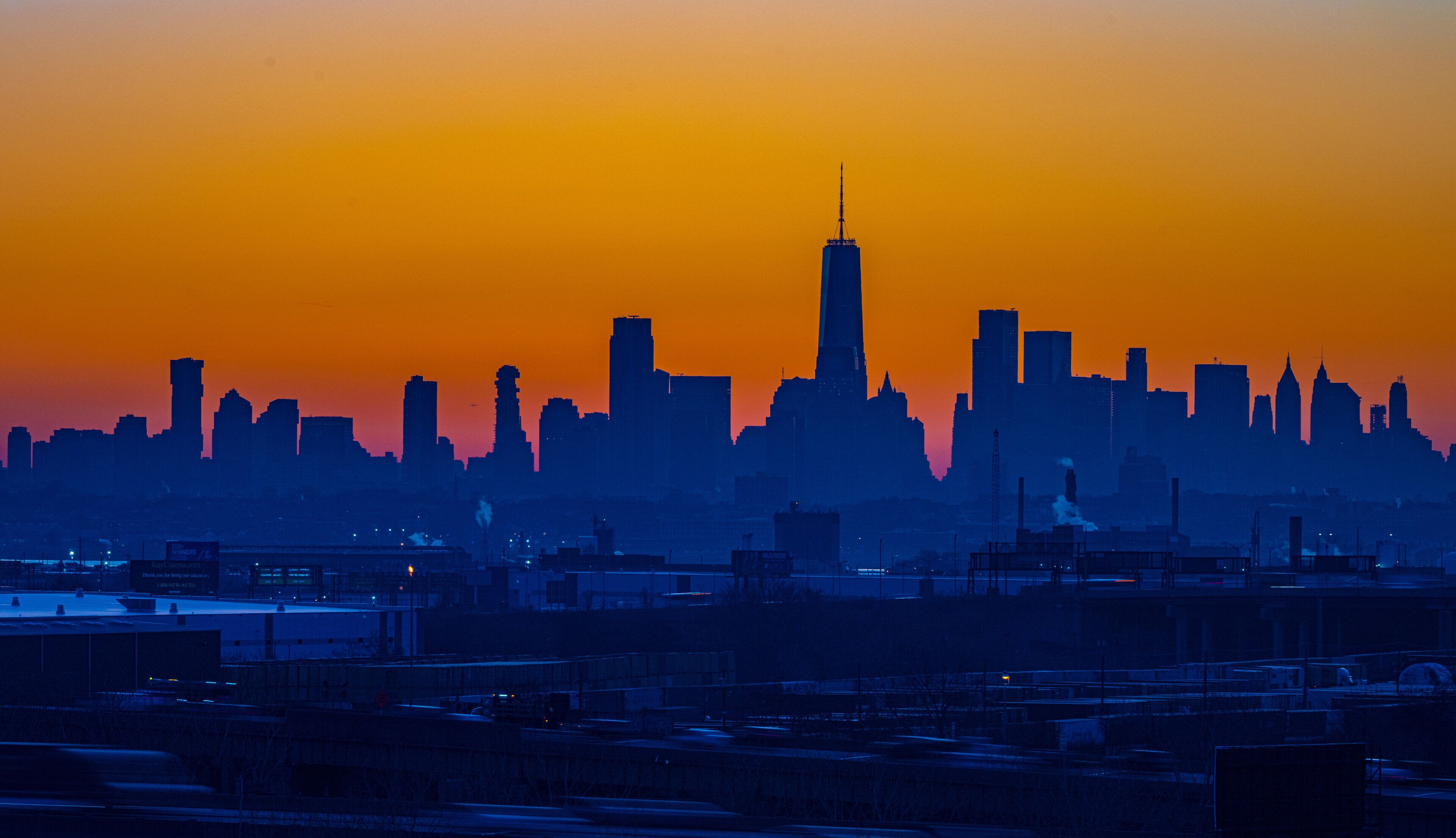 La silhouette d’une ville se découpant sur le ciel au coucher du soleil.
