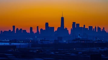 La silhouette d’une ville se découpant sur le ciel au coucher du soleil.