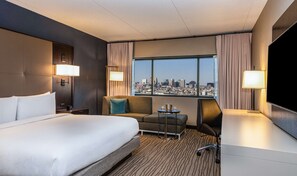 Room, 1 King Bed (Newark Skyline View) | In-room safe, blackout drapes, iron/ironing board - DoubleTree by Hilton Hotel Newark Airport (Newark)