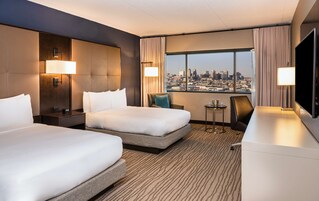 客房, 2 张双人床 (Newark Skyline View) | 客房内保险箱、遮光窗帘、熨斗/熨衣板、免费婴儿床