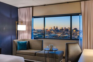 37-英寸纯平电视（配备有线频道）、电视、收费电影