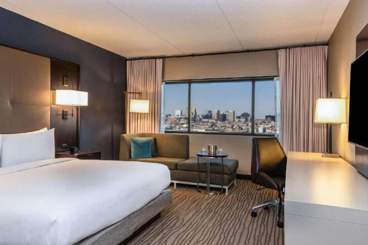 Tallelokero huoneessa, pimennysverhot, silitysrauta/-lauta