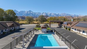 Outdoor pool - Best Western Frontier Motel (Lone Pine)