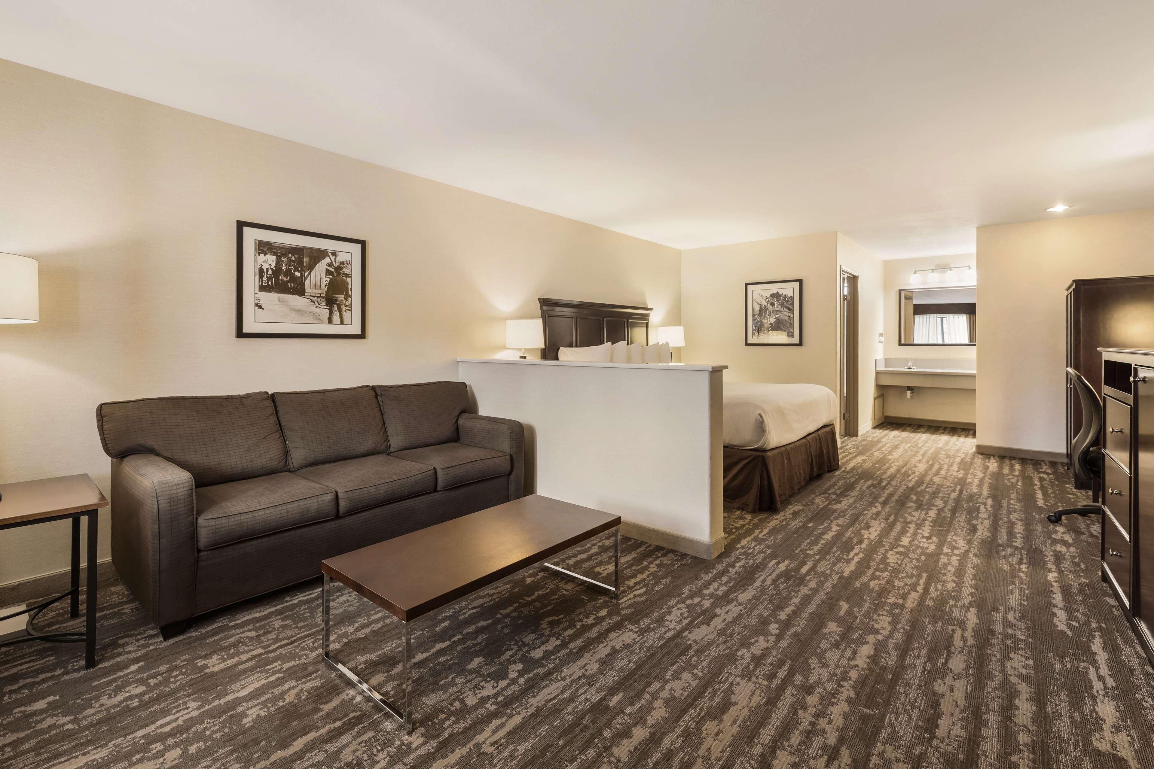 Iron/ironing board, Internet, alarm clocks