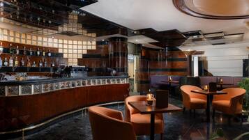 2 bars/lounges
