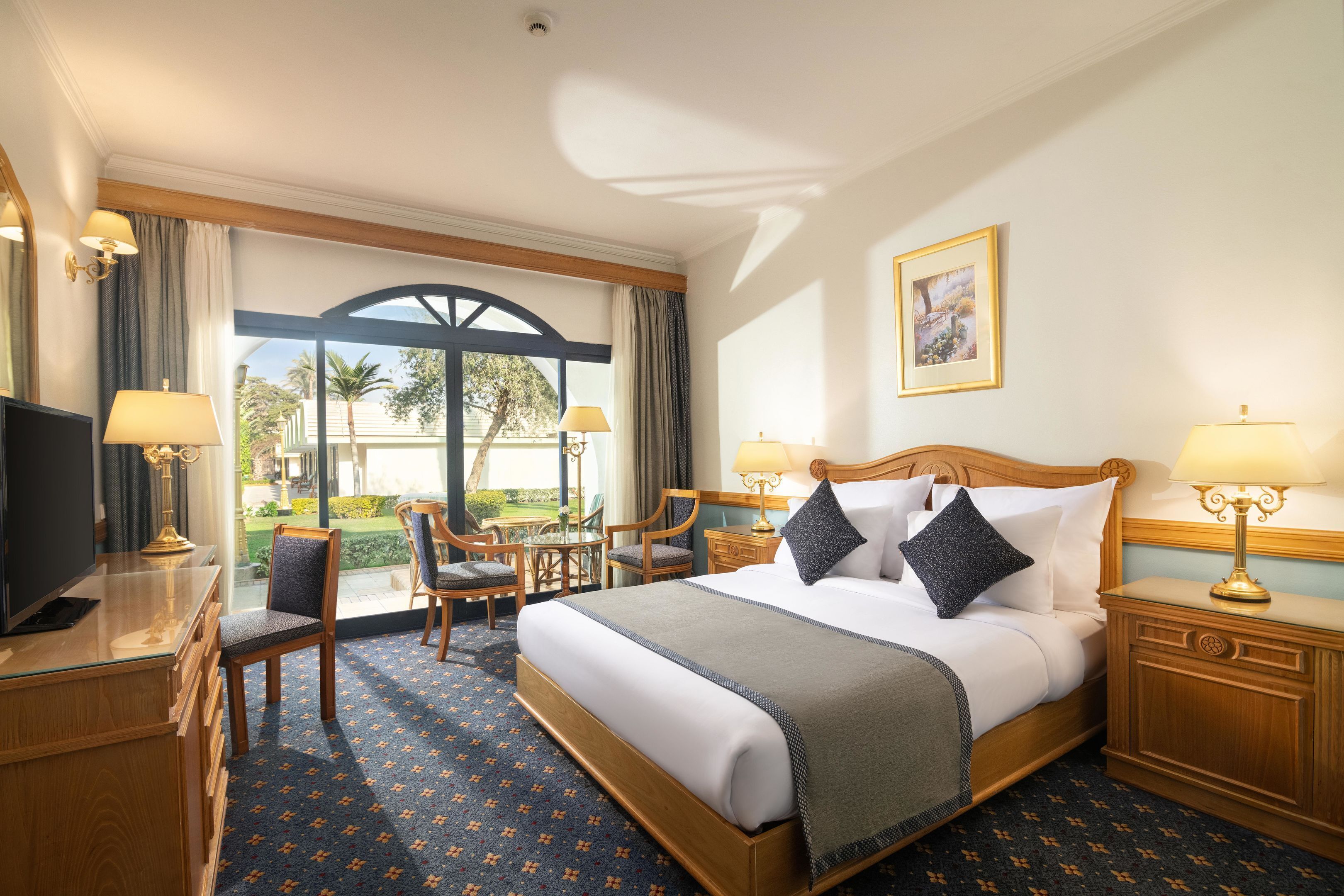 Habitación Deluxe, patio, vista al jardín | Minibar, caja de seguridad en la habitación y escritorio 