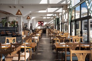 2 restauranter, frokost, lunsj og middag serveres, internasjonale retter