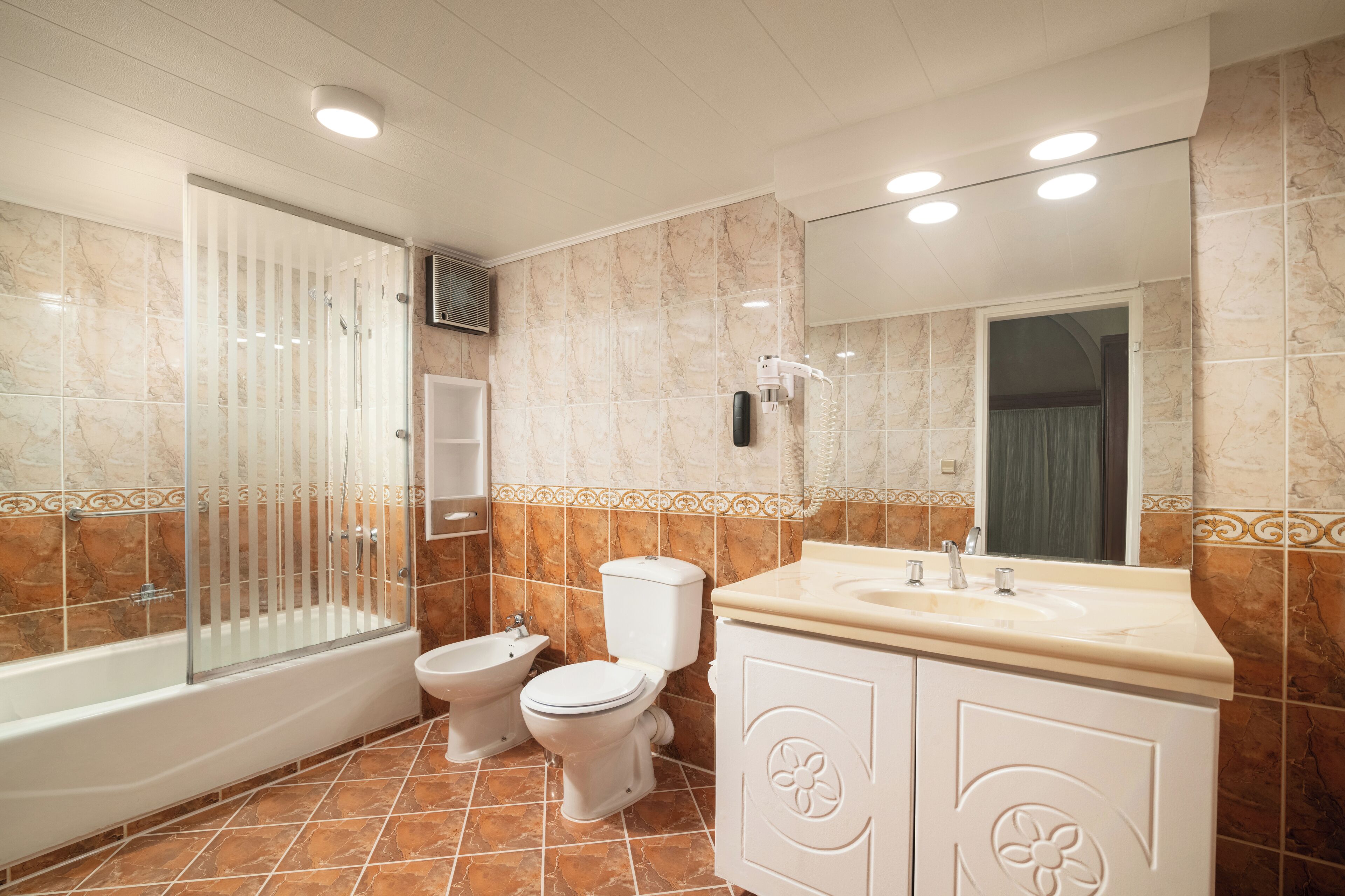 Superior Room, Garden View | Bathroom | Rainfall showerhead, free toiletries, hair dryer, slippers